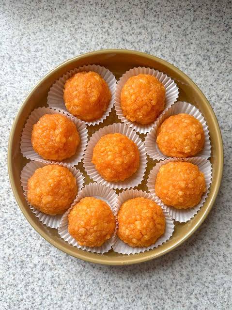 Boondhi Laddu – Soft golden spheres made from fried gram flour droplets Golden boondhi laddu from Krithik Sweets, Iyyapanthangal Chennai — handcrafted Tamil sweet made with fried gram flour pearls, sugar syrup, cardamom, and ghee, perfect for Deepavali gifting and temple prasadam.ஐயப்பந்தாங்கல், சென்னை Krithik Sweets-இல் தயாரிக்கப்பட்ட பொன்வண்ணம் பூந்தி லடூ — கடலை மாவு, சர்க்கரை பாகு, ஏலக்காய் மற்றும் நெய் கொண்டு தயாரிக்கப்பட்ட பாரம்பரிய தமிழ் இனிப்பு, தீபாவளி பரிசுகளுக்கும் கோயில் நிவேதனத்திற்கும் சிறந்த த