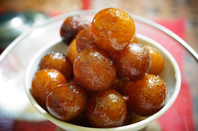 Soft and syrupy gulab jamun from Krithik Sweets, Iyyapanthangal Chennai — handcrafted North Indian dessert soaked in rose-flavored sugar syrup, perfect for weddings, festivals, and sweet cravings .ஐயப்பந்தாங்கல், சென்னை Krithik Sweets-இல் தயாரிக்கப்பட்ட மென்மையான குலாப் ஜாமூன் — ரோஜா வாசனை கொண்ட சர்க்கரை பாகில் ஊறவைக்கப்பட்ட பாரம்பரிய வடஇந்திய இனிப்பு, திருமண விழா மற்றும் பண்டிகை சிறப்பு இனிப்பாக