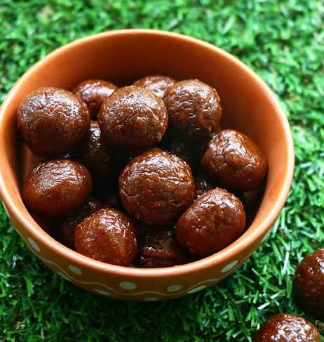 Traditional kamarkattu from Krithik Sweets, Iyyapanthangal Chennai — handcrafted Tamil candy made with jaggery, grated coconut, and cardamom, perfect for nostalgic snacking and festive gifting.ஐயப்பந்தாங்கல், சென்னை Krithik Sweets-இல் தயாரிக்கப்பட்ட பாரம்பரிய கமர்கட்டு — வெல்லம், தேங்காய் துருவல் மற்றும் ஏலக்காயுடன் தயாரிக்கப்பட்ட தமிழ் இனிப்பு, பண்டிகை பரிசுகளுக்கும் பழமையான சிற்றுண்டிக்குமான சிறந்த தேர்வு