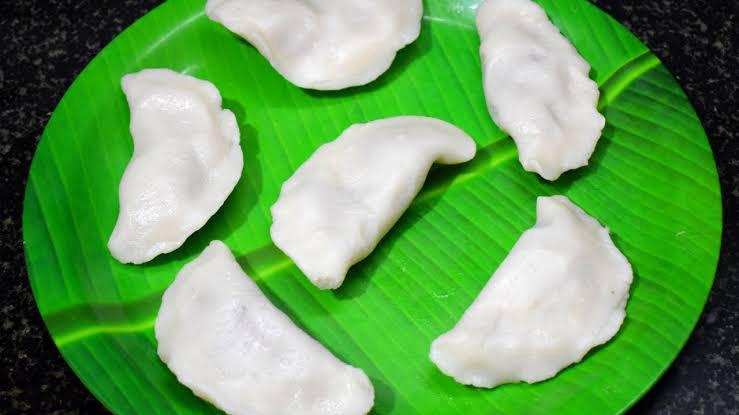 Steamed sweet kolukattai from Krithik Sweets, Iyyapanthangal Chennai — handcrafted Tamil dumpling made with rice flour, jaggery, coconut, and dal, perfect for Vinayagar Chaturthi and temple offerings.ஐயப்பந்தாங்கல், சென்னை Krithik Sweets-இல் கையால் தயாரிக்கப்பட்ட இனிப்பு கொழுக்கட்டை — அரிசி மாவு, வெல்லம், தேங்காய் மற்றும் பருப்புடன் செய்யப்பட்ட பாரம்பரிய தமிழ் மோதகம், விநாயகர் சதுர்த்தி மற்றும் கோயில் நிவேதனத்திற்கு சிறந்த தேர்வு
