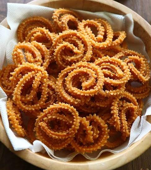 Murukku – Hand-pressed spiral snack made from rice and urad dal Crispy murukku from Krithik Sweets, Iyyapanthangal Chennai — handcrafted Tamil spiral snack made with rice flour, urad dal, sesame seeds, and butter, perfect for Deepavali gifting and tea-time indulgence
ஐயப்பந்தாங்கல், சென்னை Krithik Sweets-இல் தயாரிக்கப்பட்ட முறுக்கு — அரிசி மாவு, உளுந்து மாவு, எள்ளு மற்றும் வெண்ணெய் கொண்டு சுழல் வடிவில் தயாரிக்கப்பட்ட பாரம்பரிய தமிழ் சிற்றுண்டி, தீபாவளி பரிசுகளுக்கும் மாலை நேர சுவைமிக்க உணவுக்கான சிறந்த தேர்