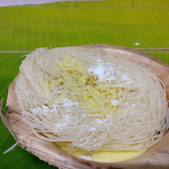 Crispy peni laddu from Krithik Sweets, Iyyapanthangal Chennai — handcrafted layered sweet made with refined flour, ghee, and sugar syrup, perfect for Deepavali gifting and traditional celebrations.ஐயப்பந்தாங்கல், சென்னை Krithik Sweets-இல் தயாரிக்கப்பட்ட பினி லடூ — மைதா, நெய் மற்றும் சர்க்கரை பாகில் ஊறவைக்கப்பட்ட பல அடுக்குகளுடன் கூடிய பாரம்பரிய தமிழ் இனிப்பு, தீபாவளி பரிசுகளுக்கும் பண்டிகை சிறப்புகளுக்கும் சிறந்த தேர்வு
