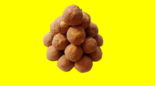 Flaky poori ladoo from Krithik Sweets, Iyyapanthangal Chennai — handcrafted Tamil sweet made with deep-fried layered poori soaked in sugar syrup and shaped into laddus, perfect for Deepavali gifting and temple prasadam.ஐயப்பந்தாங்கல், சென்னை Krithik Sweets-இல் தயாரிக்கப்பட்ட பொறி லடூ — எண்ணெயில் பொரிக்கப்பட்ட பல அடுக்குகளுடன் கூடிய பொறி, சர்க்கரை பாகில் ஊறவைத்து உருண்டையாக வடிவமைக்கப்பட்ட பாரம்பரிய தமிழ் இனிப்பு, தீபாவளி பரிசுகளுக்கும் கோயில் நிவேதனத்திற்கும் சிறந்த தேர்வு