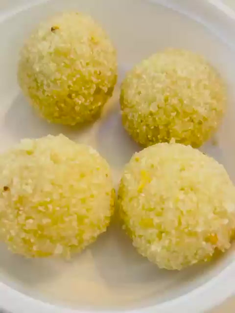Soft and aromatic rava ladoo from Krithik Sweets, Iyyapanthangal Chennai — handcrafted Tamil sweet made with semolina, ghee, and dry fruits for festive gifting and temple offerings.
ஐயப்பந்தாங்கல், சென்னை Krithik Sweets-இல் கையால் தயாரிக்கப்பட்ட மென்மையான ரவா லடூ — சுவையான சுவை, நெய், உலர்ந்த பழங்கள் மற்றும் பாரம்பரிய தமிழ் இனிப்பாக கோயில் நிவேதனம் மற்றும் பண்டிகை பரிசுகளுக்கு சிறந்த தேர்வு

