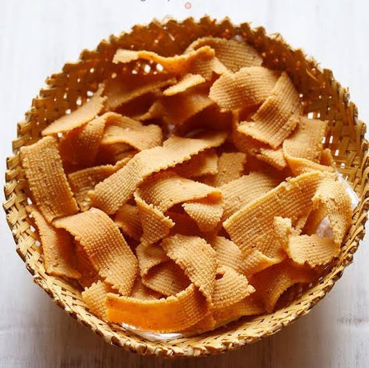 Crispy ribbon pakoda from Krithik Sweets, Iyyapanthangal Chennai — handcrafted South Indian snack made with rice flour, gram flour, butter, and spices, perfect for Deepavali gifting and tea-time indulgence.ஐயப்பந்தாங்கல், சென்னை Krithik Sweets-இல் தயாரிக்கப்பட்ட ரிப்பன் பகோடா — அரிசி மாவு, கடலை மாவு, வெண்ணெய் மற்றும் மசாலாக்களுடன் தயாரிக்கப்பட்ட பாரம்பரிய தென்னிந்திய சிற்றுண்டி, தீபாவளி பரிசுகளுக்கும் மாலை நேர சுவைமிக்க உணவுக்கான சிறந்த தேர்வு