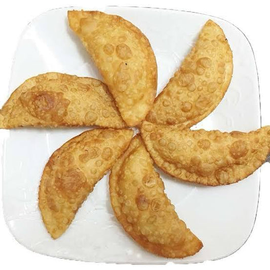 Flaky somas from Krithik Sweets, Iyyapanthangal Chennai — handcrafted Tamil sweet pastry filled with coconut, jaggery, and cardamom, perfect for Deepavali gifting and traditional celebrations.ஐயப்பந்தாங்கல், சென்னை Krithik Sweets-இல் தயாரிக்கப்பட்ட சோமாஸ் — தேங்காய், வெல்லம் மற்றும் ஏலக்காயுடன் நிரப்பப்பட்ட பல அடுக்குகளுடன் கூடிய பாரம்பரிய தமிழ் இனிப்பு, தீபாவளி மற்றும் பண்டிகை பரிசுகளுக்கான சிறந்த தேர்வு