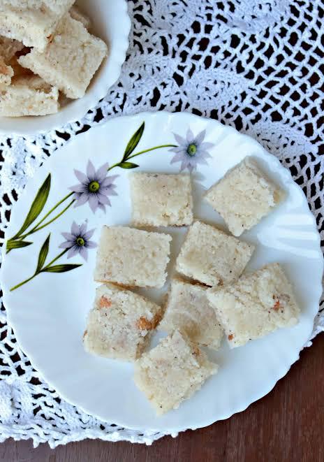 Fine omapodi from Krithik Sweets, Iyyapanthangal Chennai — handcrafted South Indian snack made with gram flour, ajwain (omam), and butter, perfect for Deepavali gifting, tea-time snacking, and mixture blends
ஐயப்பந்தாங்கல், சென்னை Krithik Sweets-இல் தயாரிக்கப்பட்ட நுண்ணிய ஓமபொடி — கடலை மாவு, ஓமம் மற்றும் வெண்ணெய் கொண்டு தயாரிக்கப்பட்ட பாரம்பரிய தென்னிந்திய சிற்றுண்டி, தீபாவளி பரிசுகளுக்கும் மாலை நேர சிற்றுண்டிக்குமான சிறந்த தேர்வு