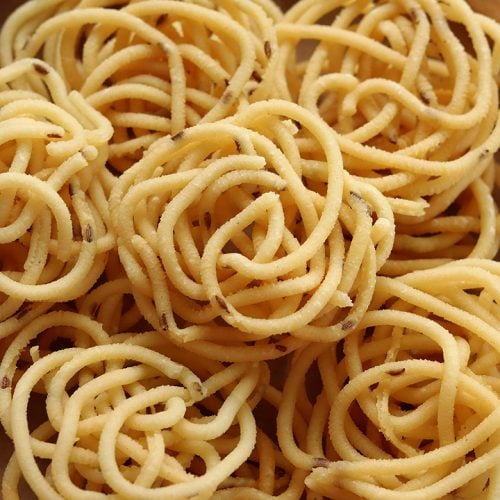 Crispy thenkuzhal murukku from Krithik Sweets, Iyyapanthangal Chennai — handcrafted Tamil snack made with rice flour, urad dal, cumin, and butter, perfect for Deepavali celebrations and tea-time indulgence.ஐயப்பந்தாங்கல், சென்னை Krithik Sweets-இல் தயாரிக்கப்பட்ட தென்குழல் முறுக்கு — அரிசி மாவு, உளுந்து மாவு, சீரகம் மற்றும் வெண்ணெயுடன் தயாரிக்கப்பட்ட பாரம்பரிய தமிழ் சிற்றுண்டி, தீபாவளி மற்றும் மாலை நேர சுவைமிக்க உணவுக்கான சிறந்த தேர்வு
